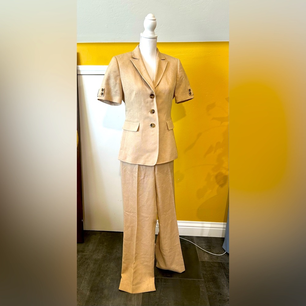Tahari  Women’s Beige Pant Suit Set Size 6 Retail Value $280